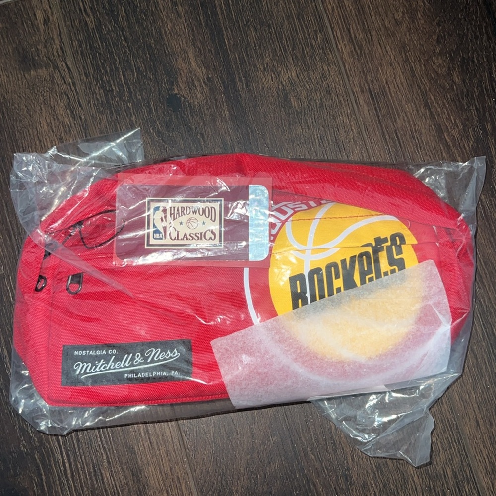 Mitchell & Ness Houston Rockets Hardwood Classics Fanny Pack - Picture 3 of 3